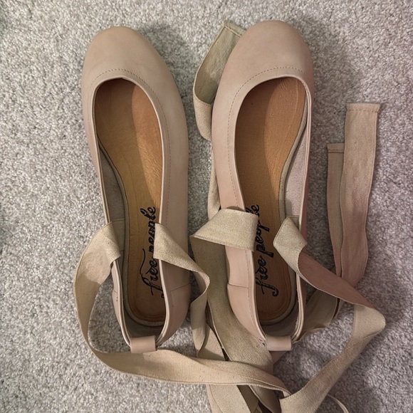 Free People Degas Beige Flats Shoes Size 39 - Picture 8 of 8